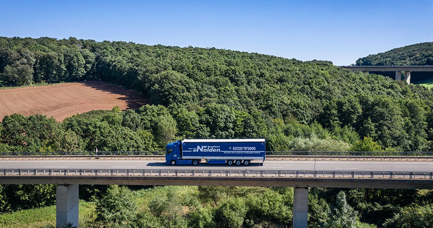 LKW auf einer Brücke