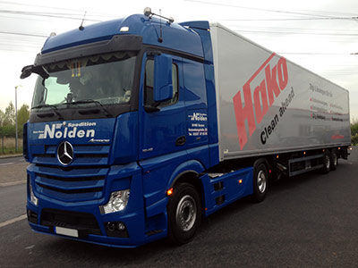 Lkw mit Container von Hako
