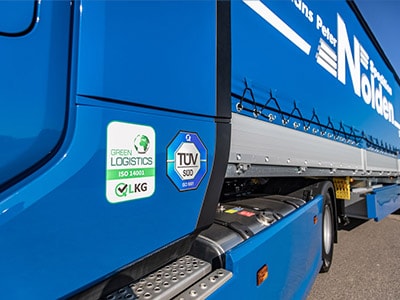 Nahaufnahme von Zertifizierungen am LKW der Nolden Logistics GmbH